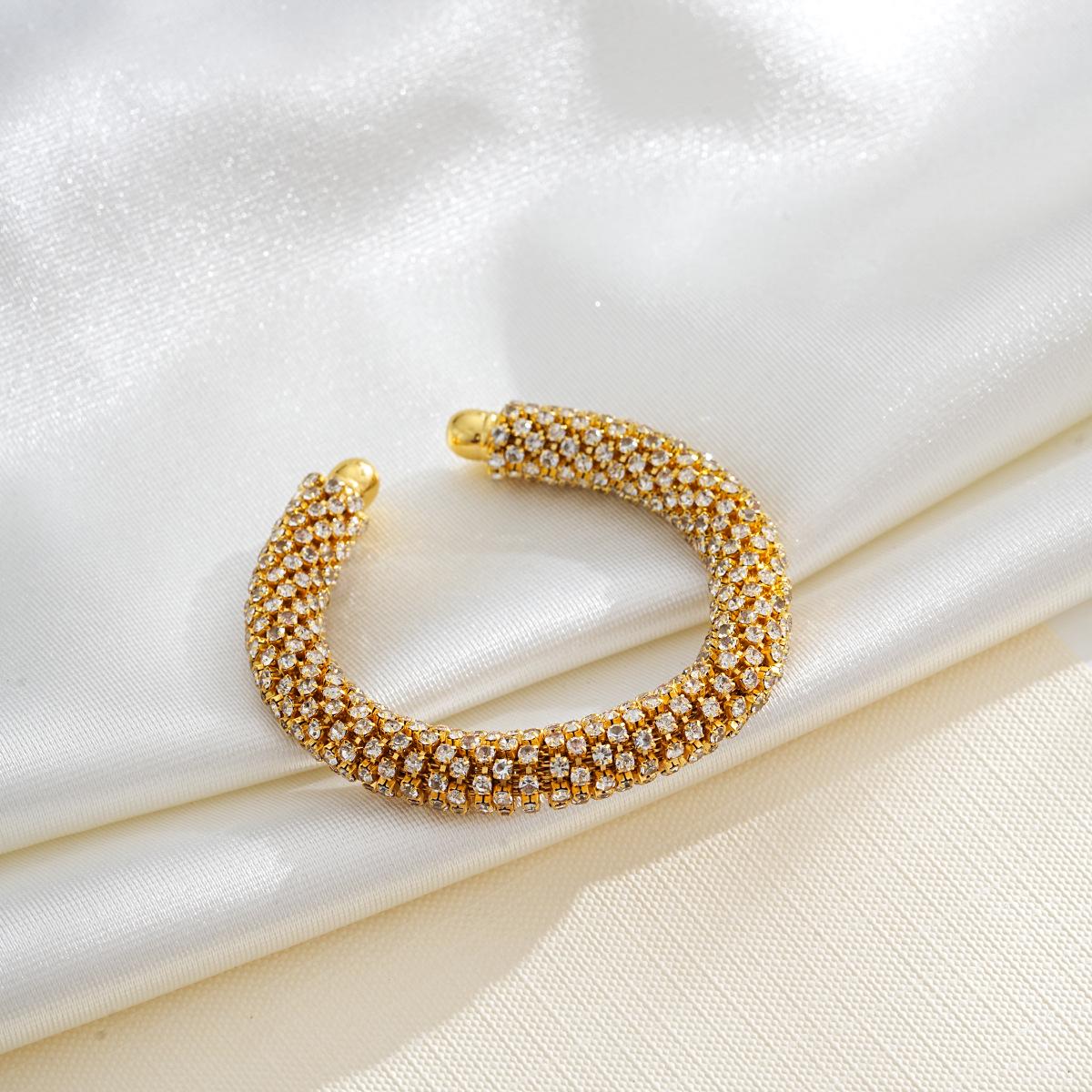 Exquisite Sparkling Diamond Open Round Bracelet - Luxurious, Fashionable Hand Jewelry for Women золотой