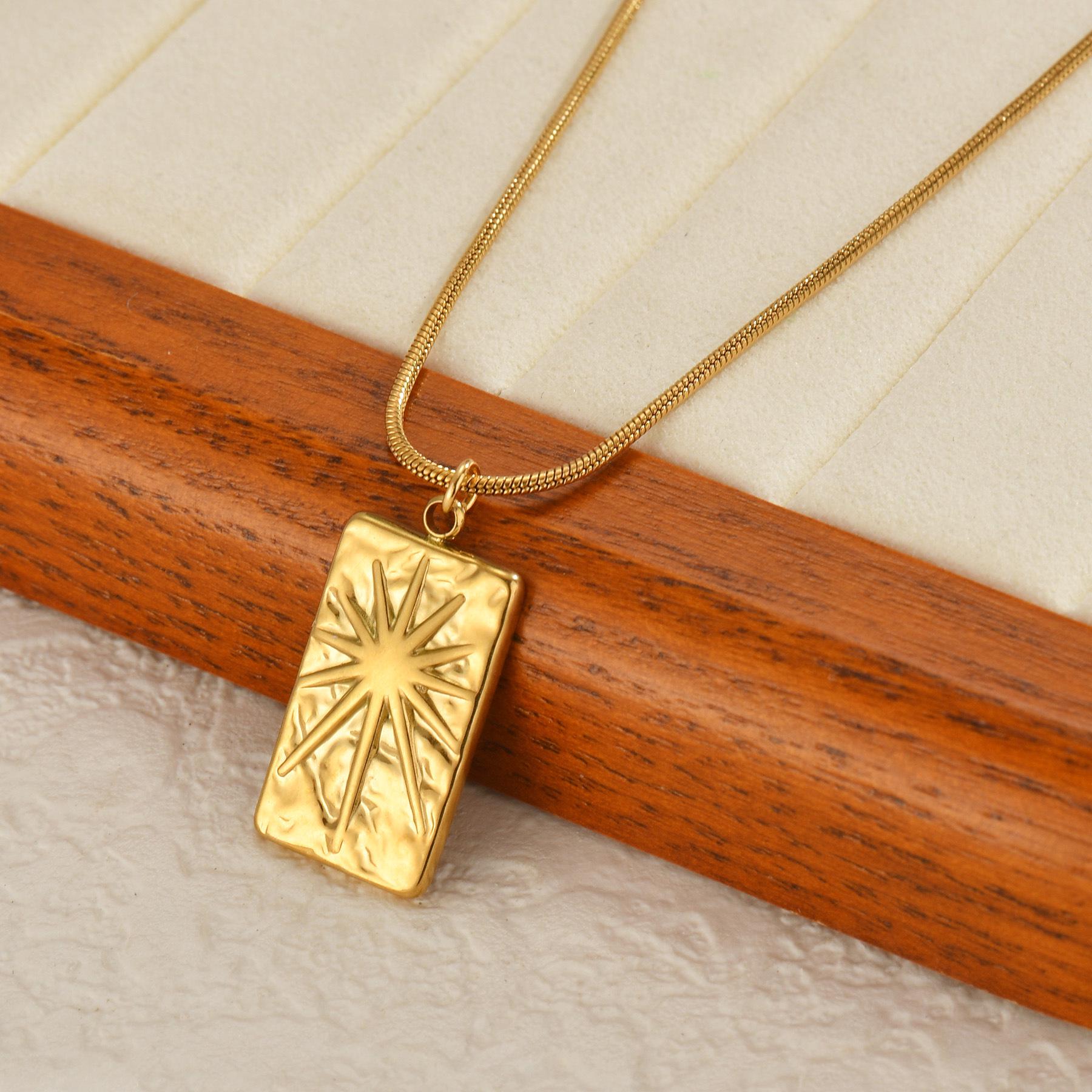 2024 Stainless Steel Tarot Sun Pendant Necklace for Women with High-End Snake Bone Chain золотой