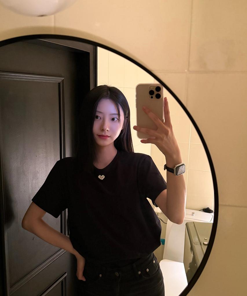Leobeumiopisyeol Pendant T-Shirt Black