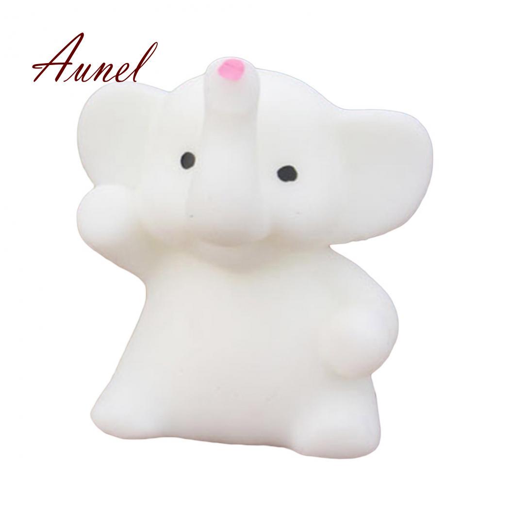 Милый мягкий слоненок лечит забавные детские игрушки. Милая обивка снимает стресс. белый