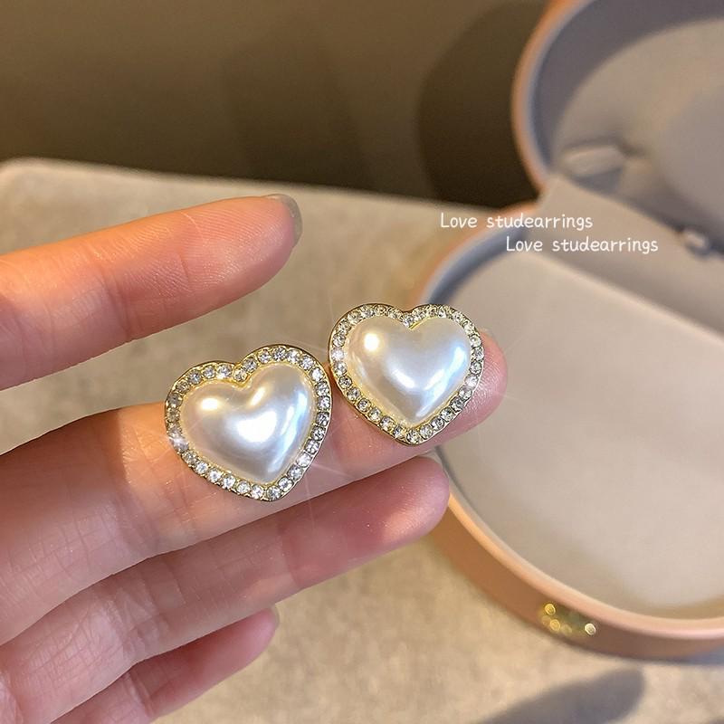 Boucles d'oreilles de luxe tendance 2024 accrocheuses pour femmes: Boucles d'oreilles à clous tendance et polyvalentes pour l'automne et l'hiver