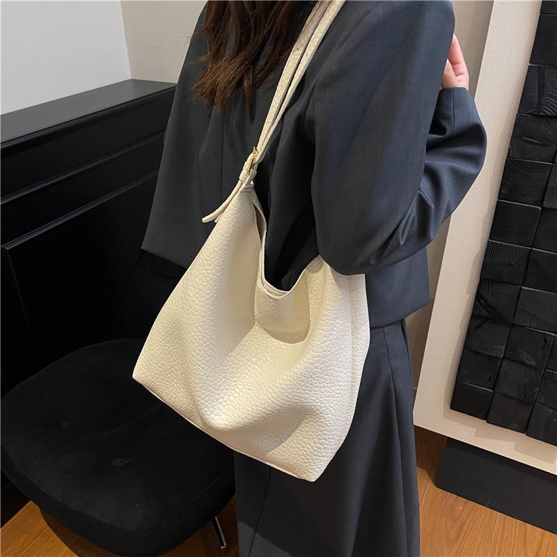 Large-capacity bag women's 2025 new autumn and winter retro style lychee pattern handbag for class commuting shoulder tote bag