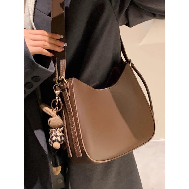 High-end bucket bag women's niche underarm bag 2025 new trendy fashion shoulder bag versatile crossbody bag