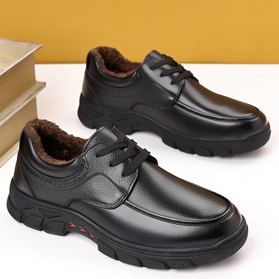Im Winter, die älteren flachen Samt-Warm-Väter-Schnür-Freizeitherrschuhe Vater-Lederschuhe