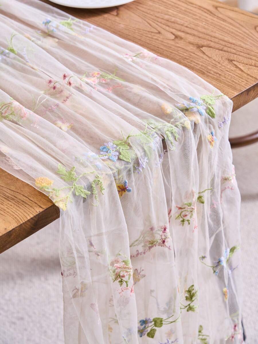 Lichtgroene Bloemig Geborduurde Kant Doorzichtige Tule Rechthoekige Tafel Runner 75cm x 300cm