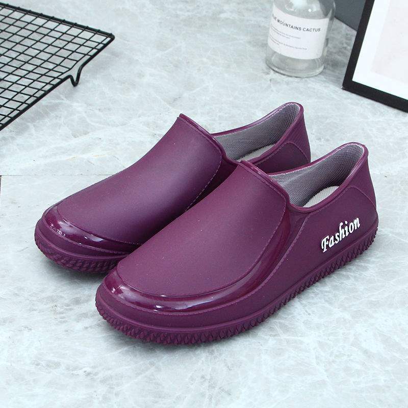 

2025 новая дождевая обувь женская модная одежда нескользящая в иностранном стиле средняя и высокая труба водная обувь взрослая мягкая подошва длинные резиновые сапоги 40