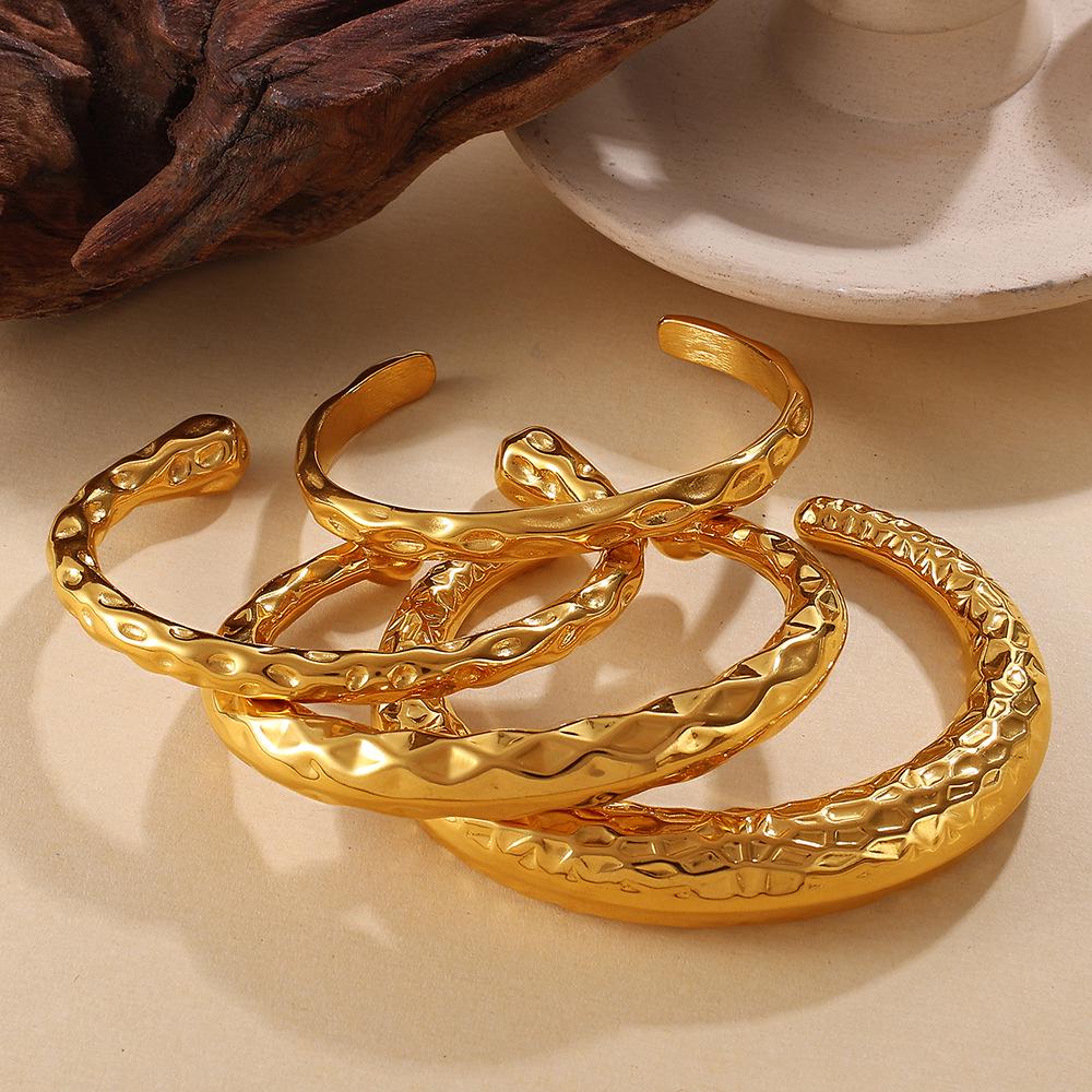 European & American Trendy 18K Gold-Plated Hammered Stainless Steel Bangle for Women