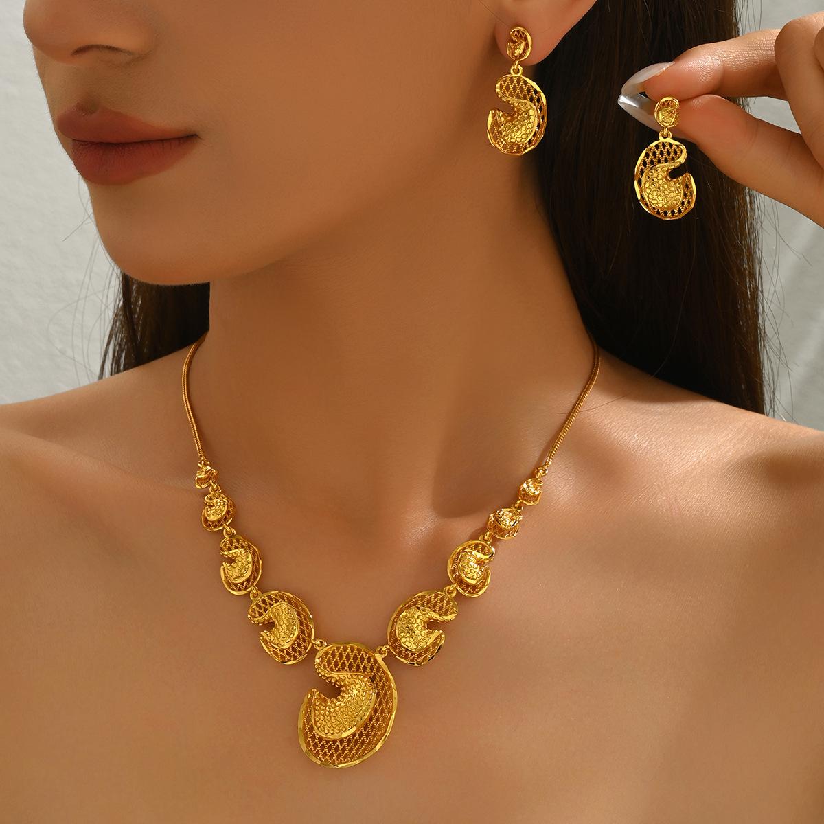 

Женский набор ожерелья Нишевый дизайн Металл с гальваническим покрытием 18 карат Легкие роскошные серьги Набор из двух предметов XL5791.