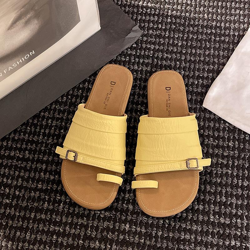 French small fragrant wind cover toe cool slippers female summer wear flat bottom 2025 new fashion fairy word beach slippers