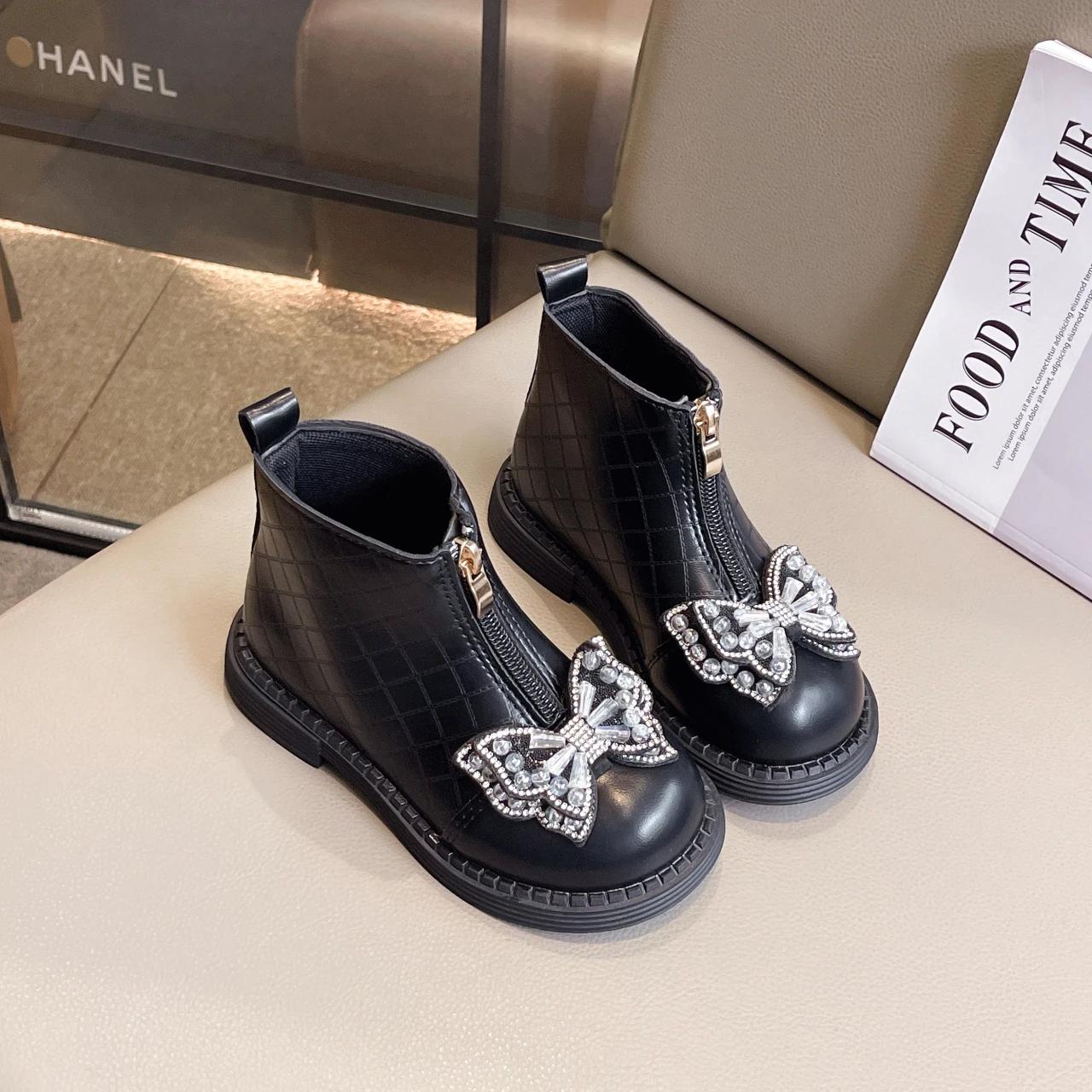 

2024 Детские короткие ботинки для девочек осень-зима Новые принцессы Милые бабочки Мягкая подошва Нескользящие Универсальные кожаные туфли на молнии 23 чёрный