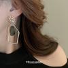 Silbernadel gefaltete geometrische asymmetrische Ohrringe Europäische und amerikanische High-End unregelmäßige Ohrringe Nischenpersönlichkeit neue Ohrringe Damen