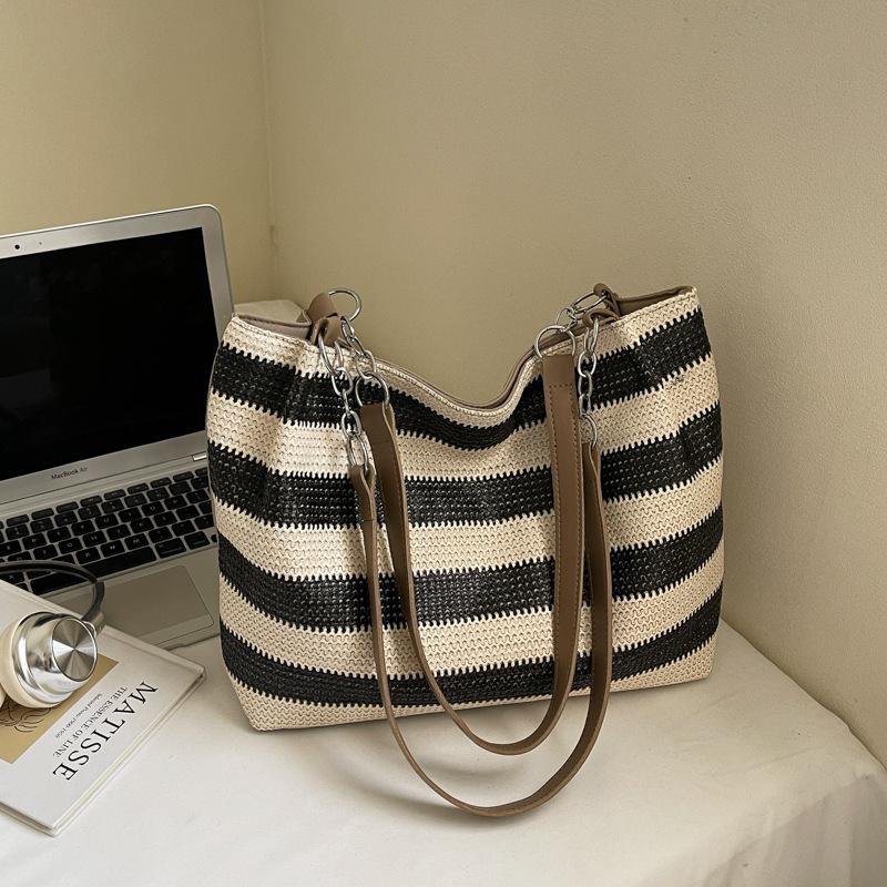 

Woven straw bag women s large-capacity new summer versatile shoulder bag class commuter tote bag чёрный