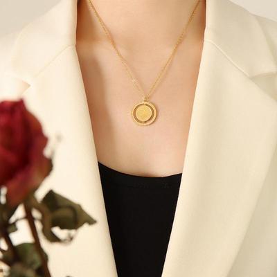 Collana Retro Maialino Portafortuna Double-Sided con Motivo Floreale, Catena Clavicolare in Acciaio al Titanio Placcato Oro