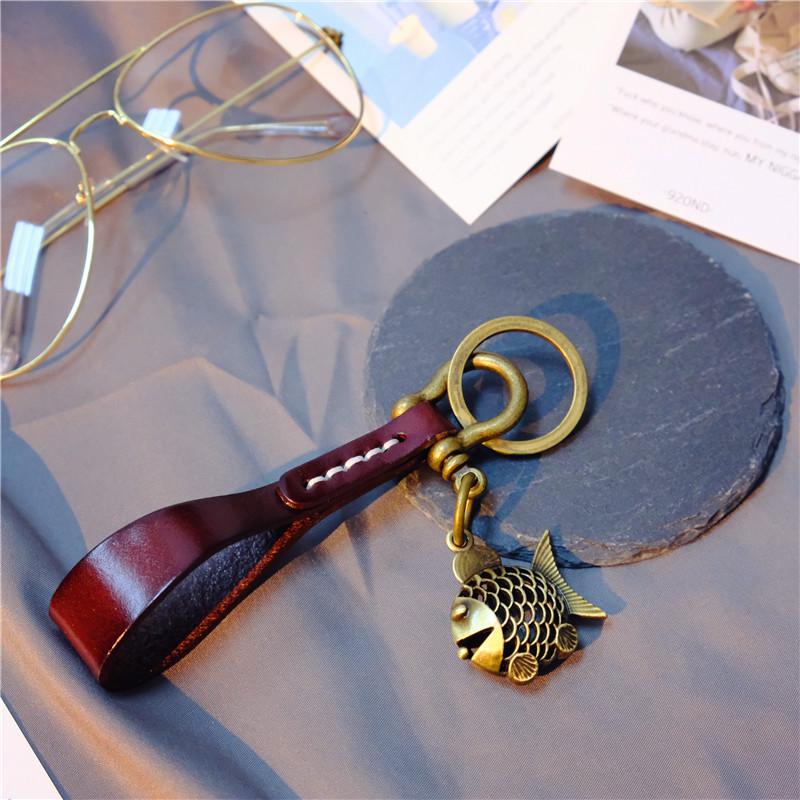 Handmade Retro Kitten Pendant Keychain with Top Grain Cowhide and Alloy Horseshoe Buckle