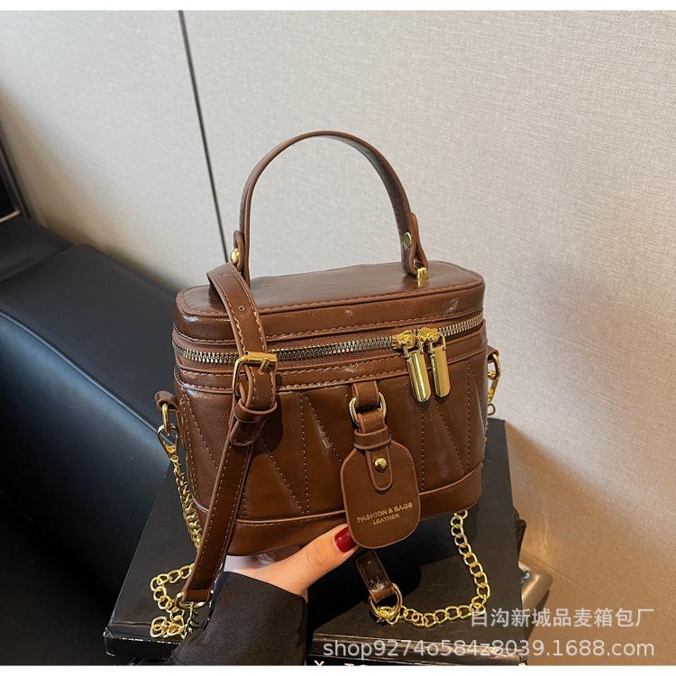 

Xiaoxiangfeng rhombus portable small bag women s 2025 new fashion niche box bag commuter shoulder messenger bag tide темно-коричневого