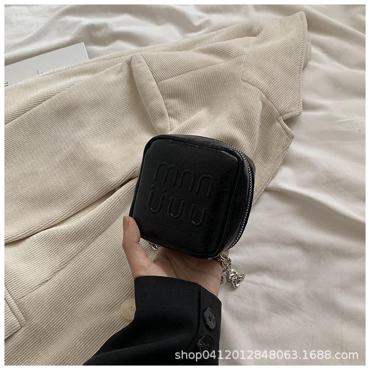 

Mini chocolate small square bag 2025 new Korean version foreign style chain messenger bag fashionable niche neck red envelope чёрный