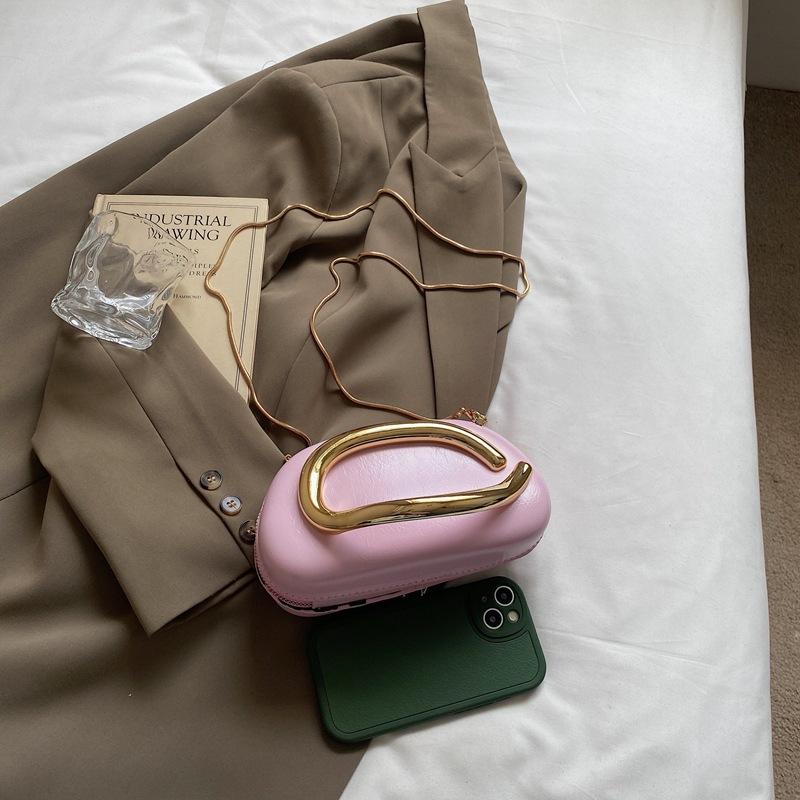 Retro metal chain bag 2026 new fashion pressed shell patent leather shoulder bag simple temperament women's messenger bag