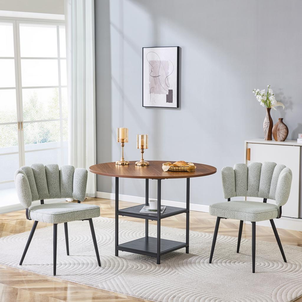 Tisch- und Stuhlset. Runder Esstisch 107 cm in Nussbaumoptik, doppelte Stauraumfunktion + 2 cremefarbene graue Stoffstühle mit blumenförmiger Rückenlehne aus Bouclé.