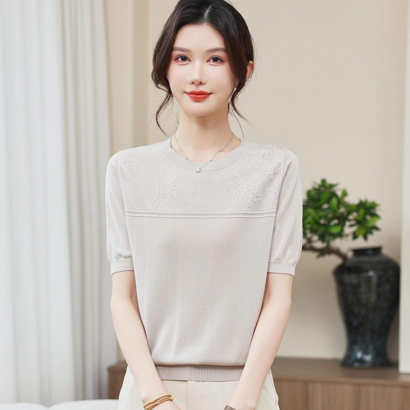

Elegant Ice Silk Knitted Short Sleeve Top for Women - Stylish and Versatile Summer Wear for Middle-Aged & Elderly. 4XL (recommended 135-150 jin) світло-сірий колір