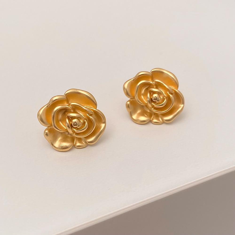 

Элегантные серьги-пусеты в виде цветка камелии: Универсальный пасторальный стиль для высококлассного вида