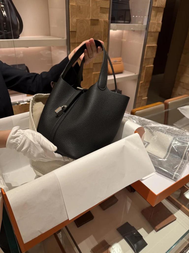 Bolso de Mano para Mujer con Grano de Lichi: Bolso Cubo Versátil, de Alta Gama y de Moda 2025