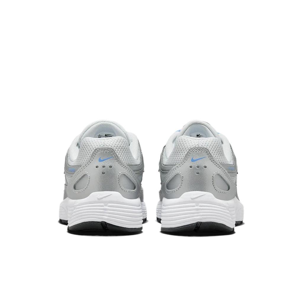 Nike P-6000 GS Platino Metallico Platino Puro Argento Metallico Blu Universitario Scarpe per Bambini HV5064-007