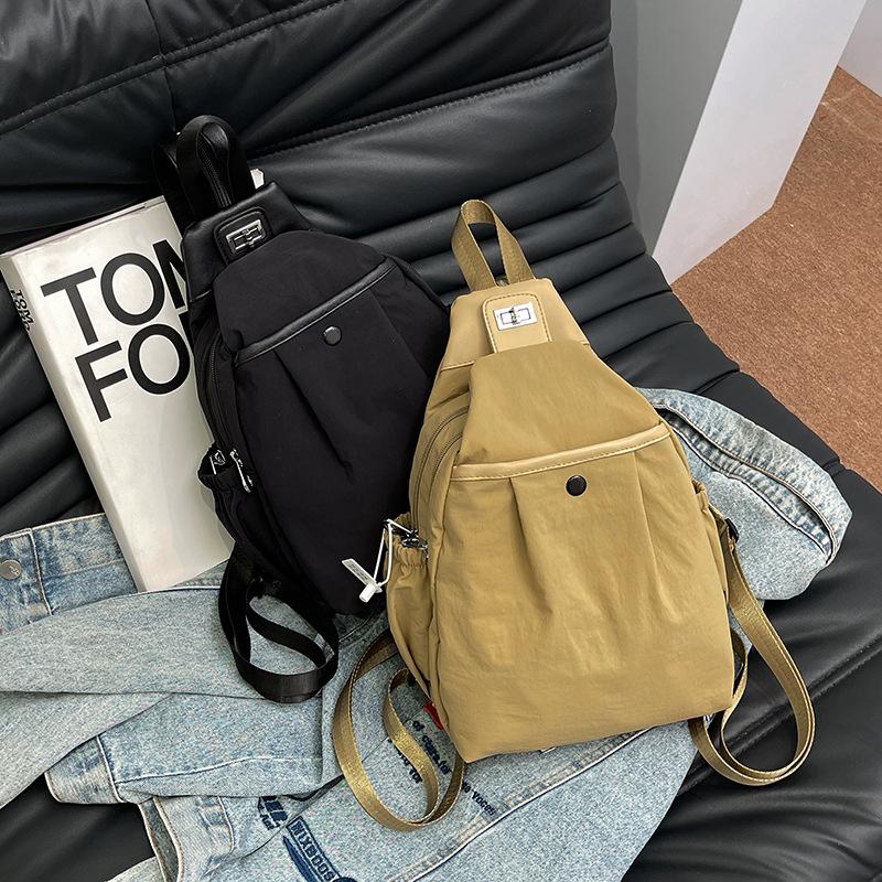 Solid color Japanese and Korean simple commuter small backpack, four-season daily large-capacity shoulder backpack.