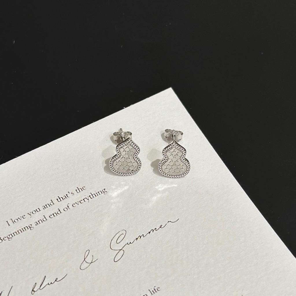 Elegant Chinese-Style Crushed Ice Bing Hulu Earrings: Sweet, Luxurious, Compact, Versatile, High-End Jewelry for Women.