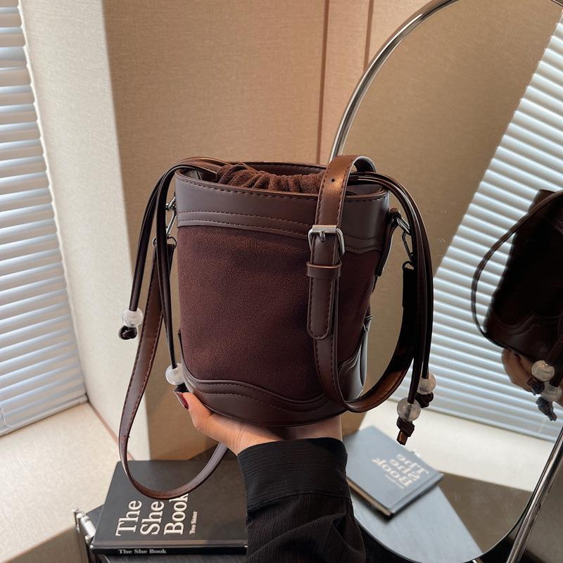 

2025 новая сумка-ведро с завязками, плиссированная универсальная сумка через плечо, простая женская сумочка темно-коричневого