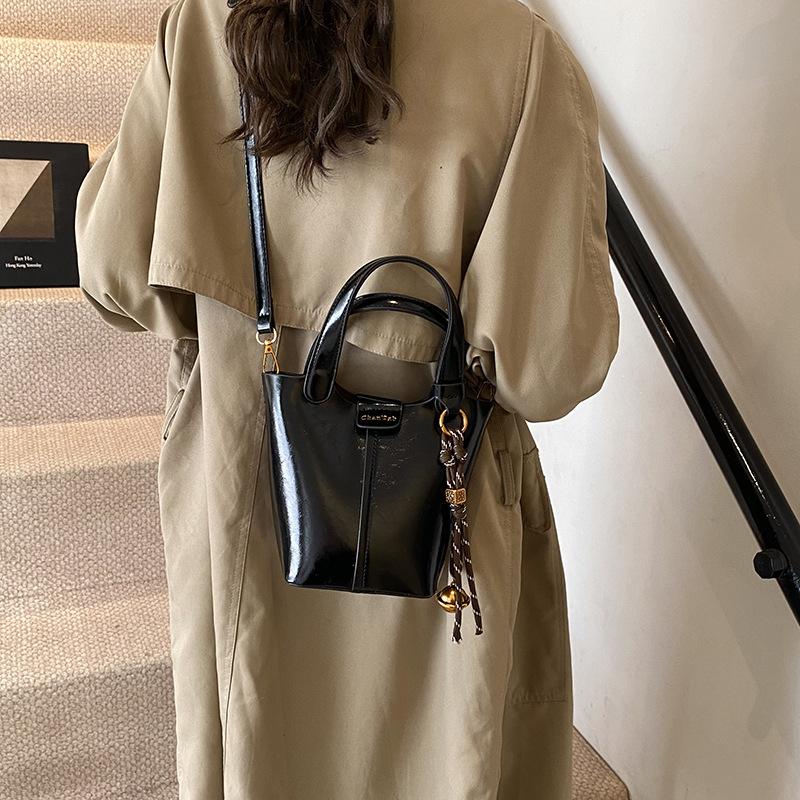 Premium texture retro small bag women's 2025 new popular fashion versatile messenger bag shoulder portable bucket bag