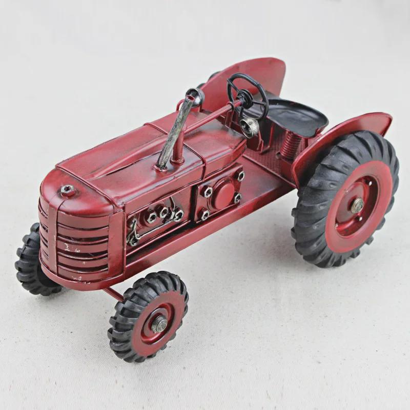 

Модель трактора из красного железа ручной работы 27x13.5x15.5 cm красный