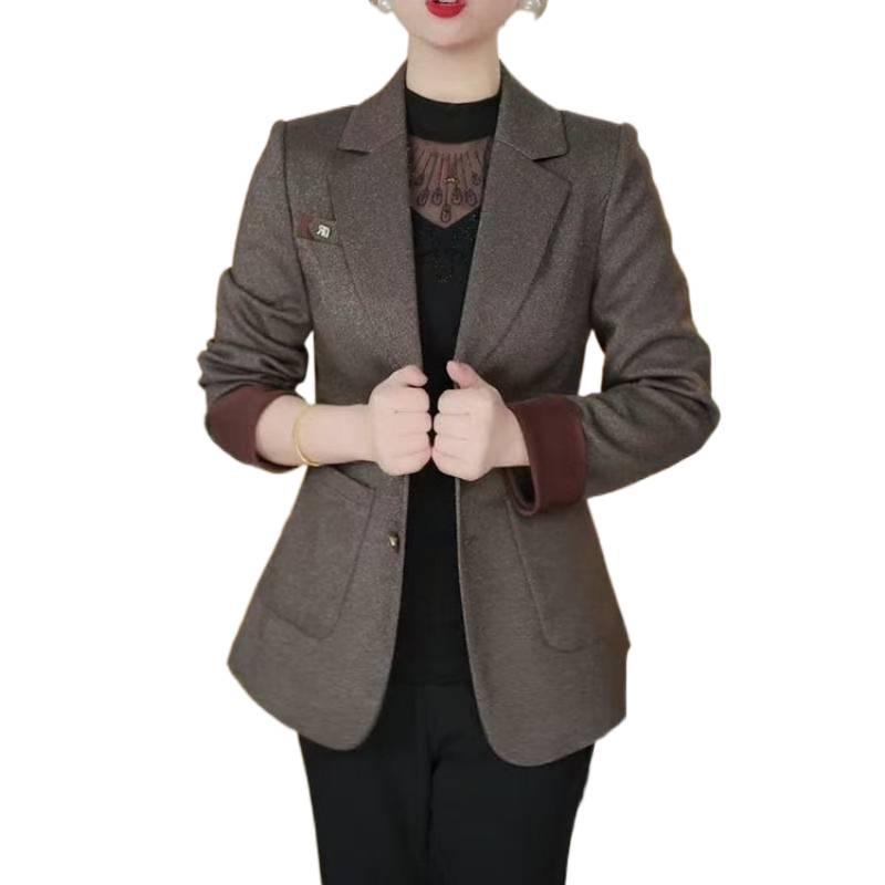 Trendy Slimming Jacket for Petite Women: Conceal Flaws & Look Younger