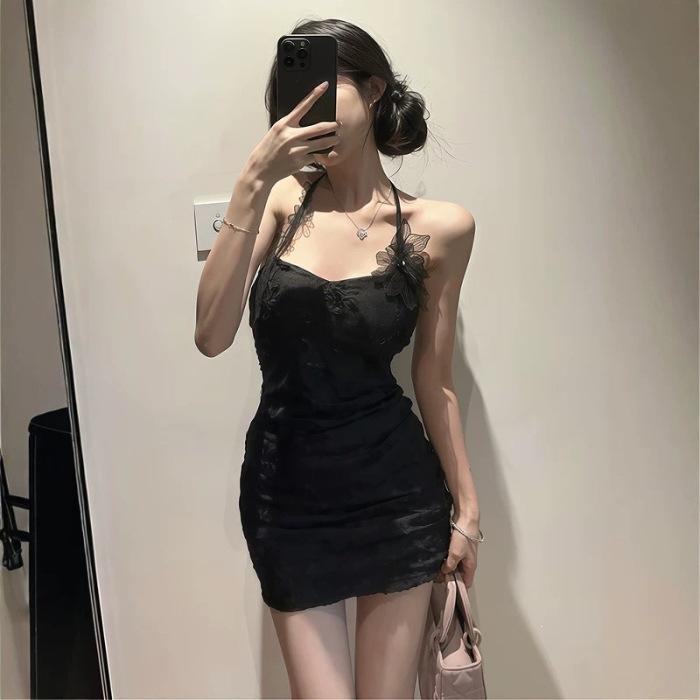 Purely want to wear a super good-looking neck-hanging, slim-fitting hip-wrapping short skirt, vacation style suspender dress 2026 summer