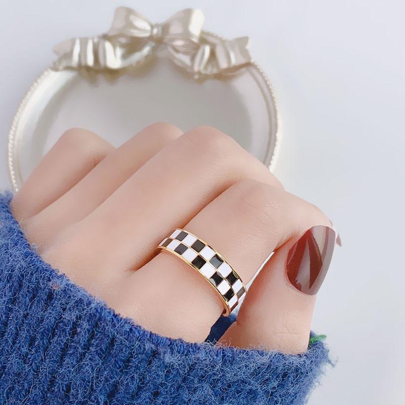 Titanstahlring für Damen, Schwarz-Weiß-Schachbrettmuster, Leichter Luxus, Gleicher Stil, Trendiger Zeigefinger, Koreanisch