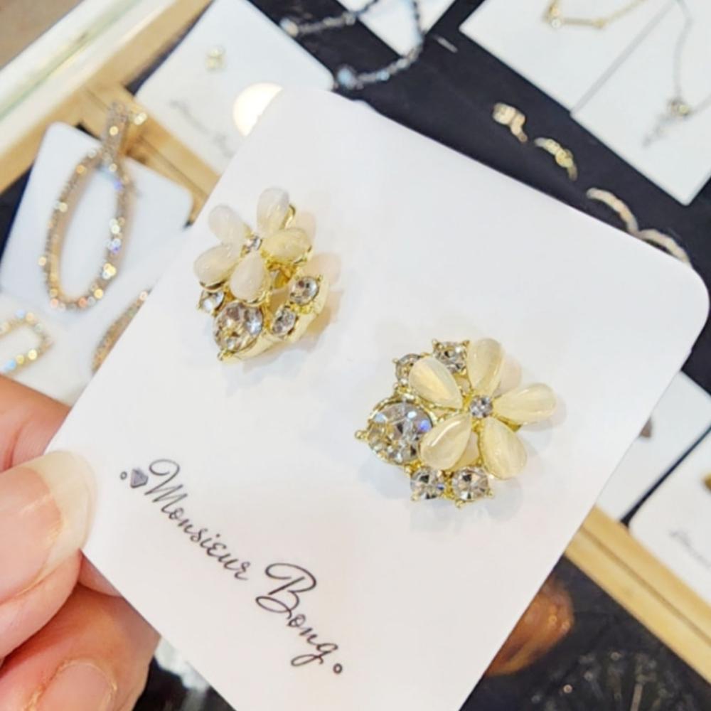 Náušnice puzetky s květy sedmikrásky S925 – Haniel – Z Koreje