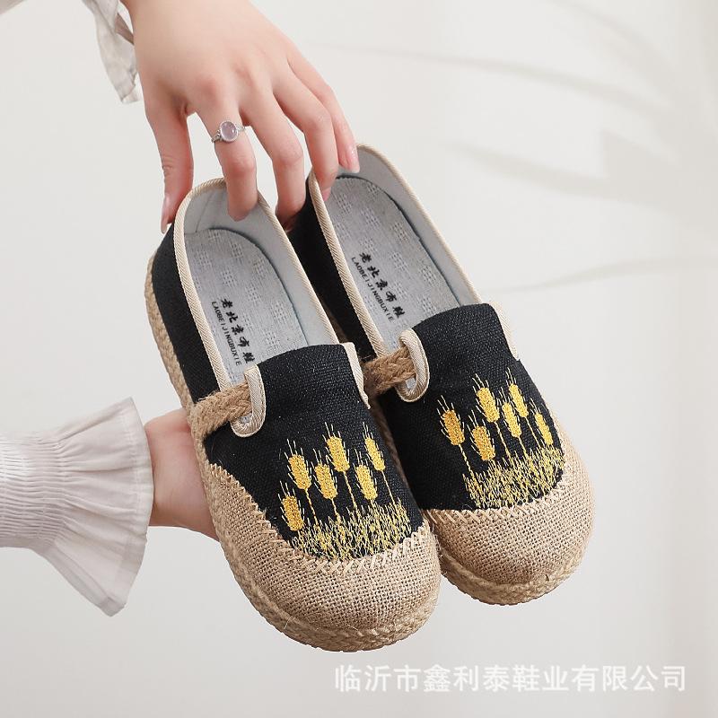 Spring and Autumn middle-aged mother shoes non-slip and lightweight old Beijing cloth shoes linen one-pedal flat-soled embroidered single shoes