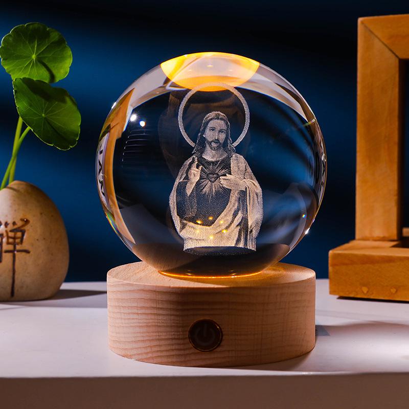 Leuchtende 3D-gravierte Kristallkugel mit Massivholzsockel für die Heimdekoration