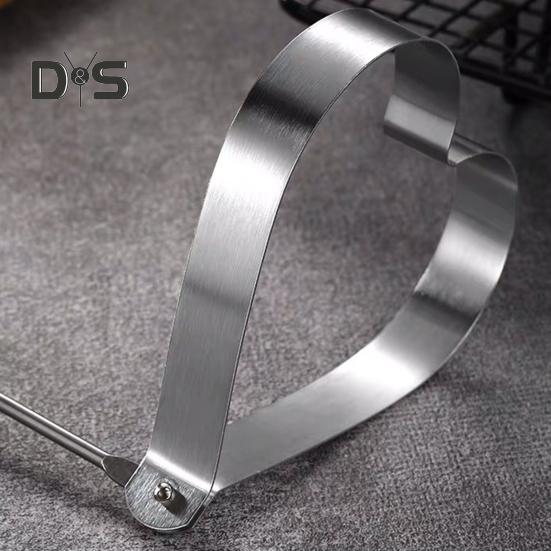 Praktyczna forma do jajek zapobiegająca oparzeniom Przydatne narzędzie do smażenia jajek w kształcie serca ze stali nierdzewnej