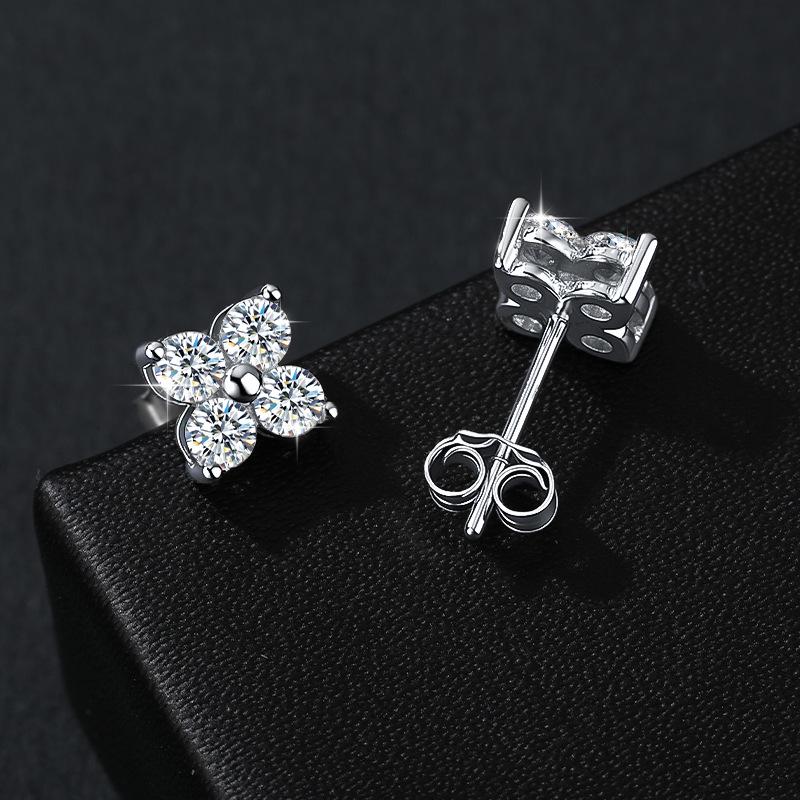 

S925 Sterling Silver Four-Leaf Clover Moissanite Bracelet for Women - European & American High-End Design s925 Sterling Silver