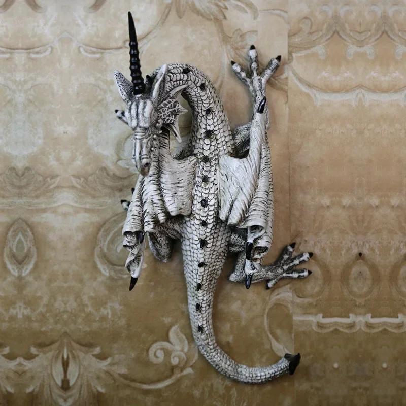 1 buc Pandantiv de perete Dragon zburător alb-negru cu cap ridicat și coadă legănată, Decor de grădină și casă, Artizanat din rășină 2024