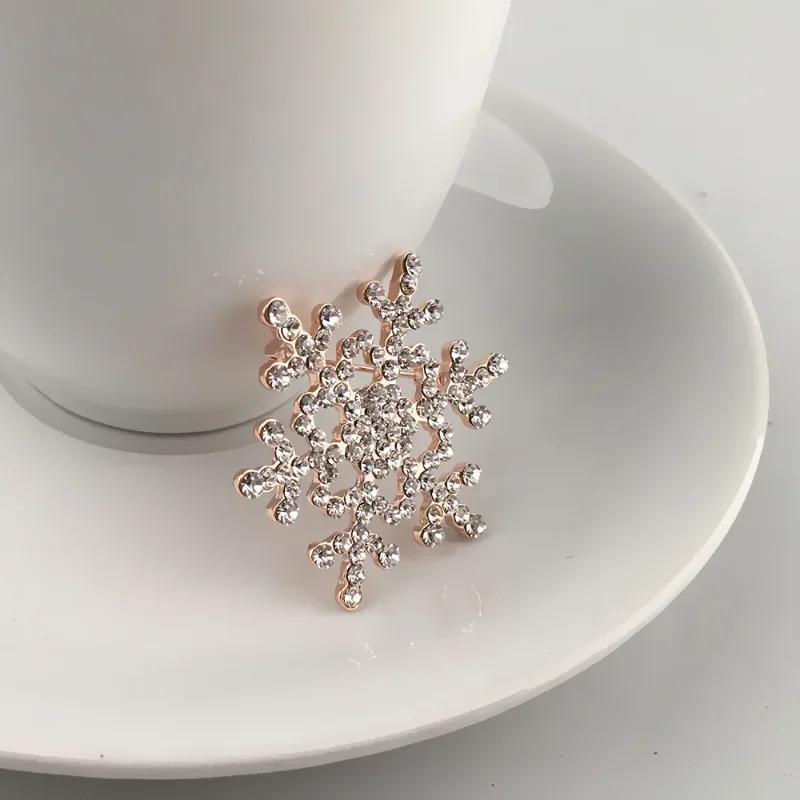 Decoração Estilo Natalino Broche Charmoso de Floco de Neve de Diamante e Diamante de Água Acessórios de Moda de Natal para Mulheres