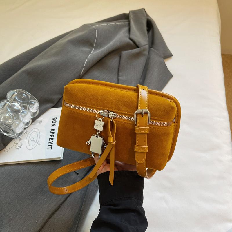 Retro Niche Suede Bag Women's 2025 New Autumn and Winter Versatile Messenger Bag Fashionable Mini Super Fire Mobile Phone Bag