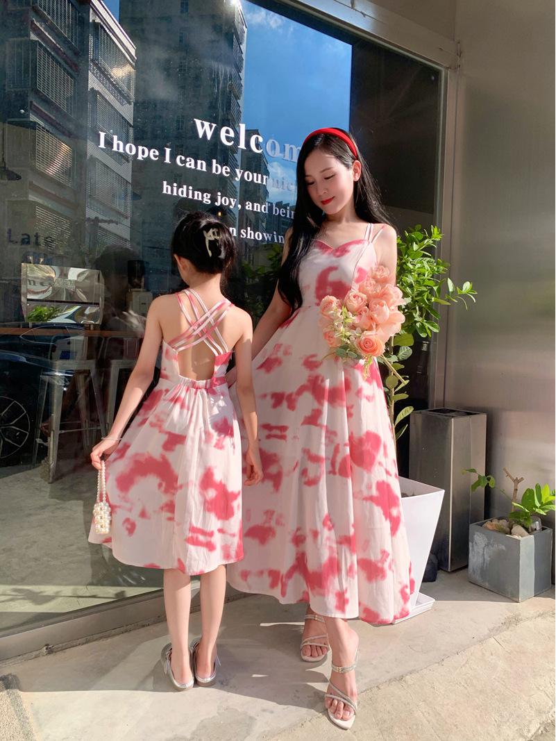 

Лето 2023 Корейский стиль Родитель-ребенок Миди-длина Принт Майка с открытой спиной Пляжное платье Child 130cm