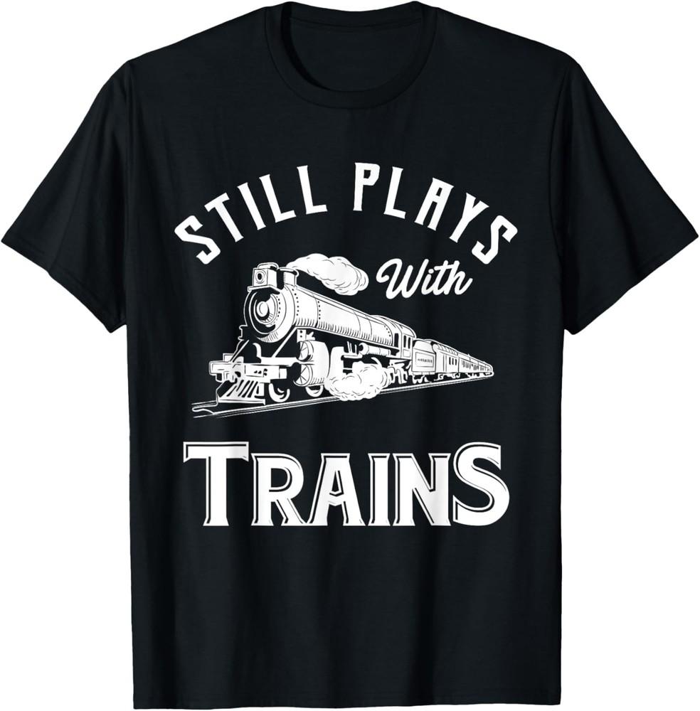 

Все ще грає з потягами - Футболка з локомотивом та макетом залізниці, унісекс S