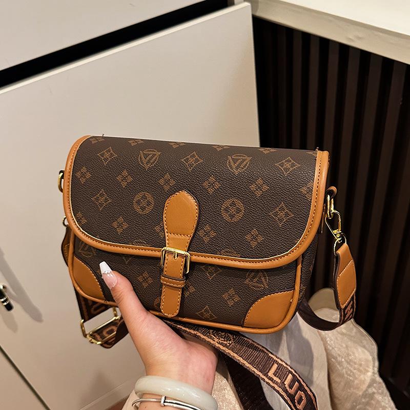 Trendy Women's Single-Shoulder Crossbody Bag - Fashionable High-End Small Square Commuter Bag