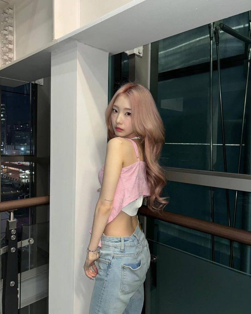 [USED] Loossemble Ktown4u Autographed Polaroid of Yeojin