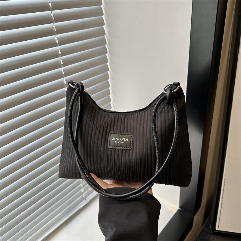 Large capacity portable underarm bucket bag women's 2025 new versatile simple shoulder messenger bag pleated tote bag