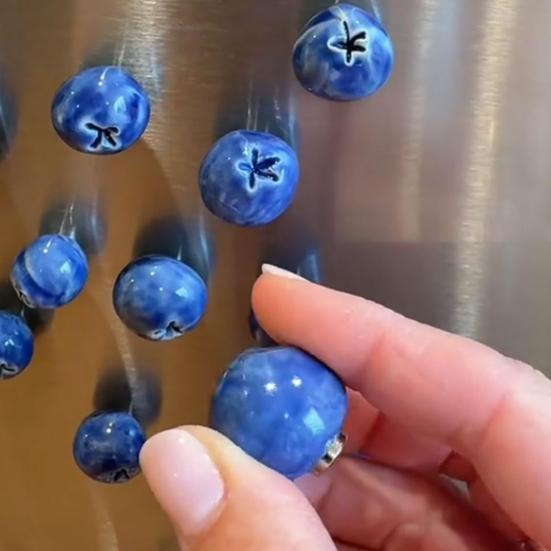 6Pcs 3D Blueberry Fridge Magnet DIY Home Office Kitchen Locker Fridge Resin Mini Berry Fruit Magnetic Decoration Ornament