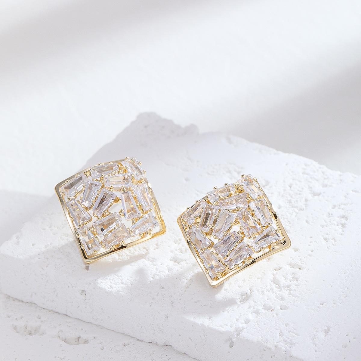 

Simple temperament, Japanese and Korean style stud earrings, super flash inlaid zircon full diamond design, high-end earrings, square earrings, niche