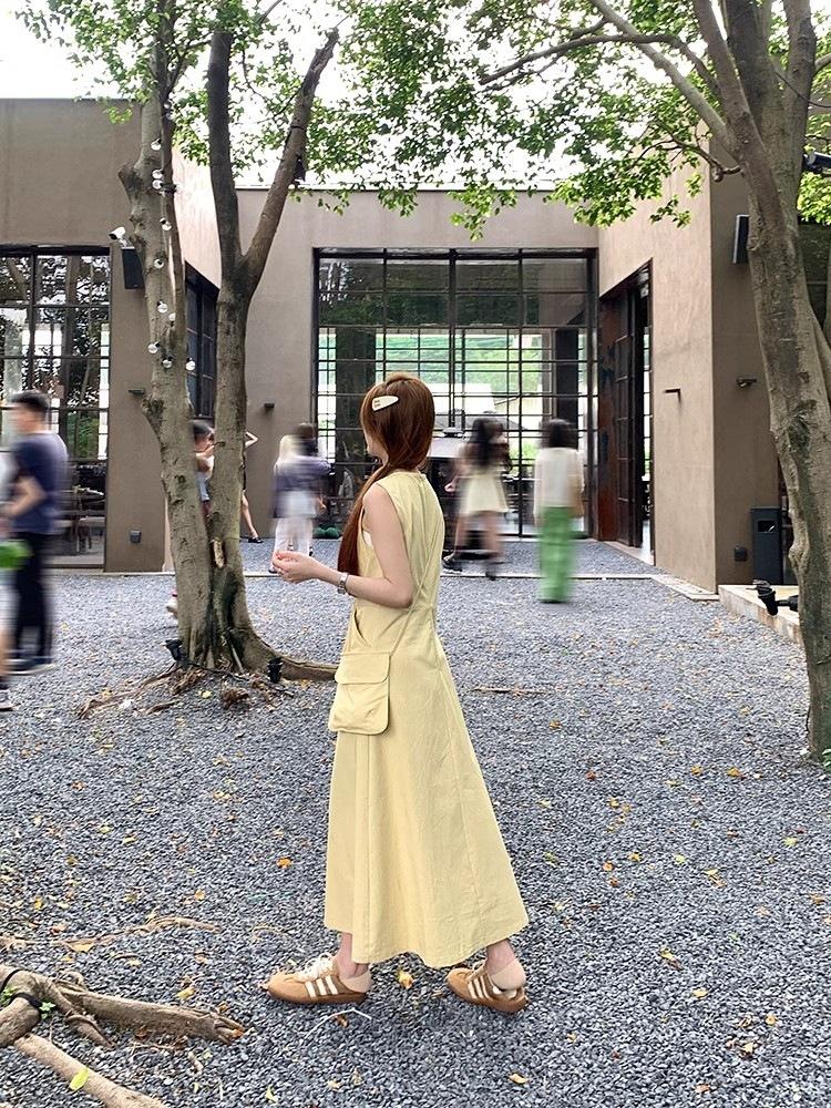 Send a small backpack, design jewelry, pure and gentle yellow dress, women's summer round neck waist and thin a-word long dress
